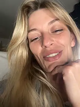 Watch Bellalolahot live on EroticFlix - High definition streams