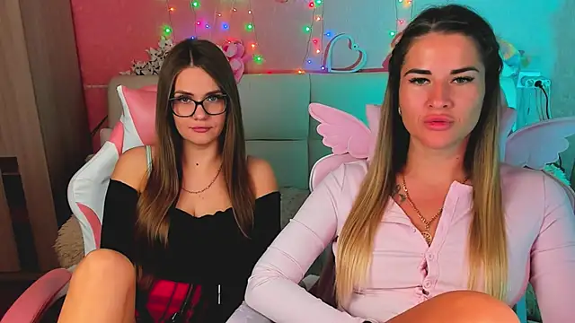 hotty_girls_here live cam on StripChat