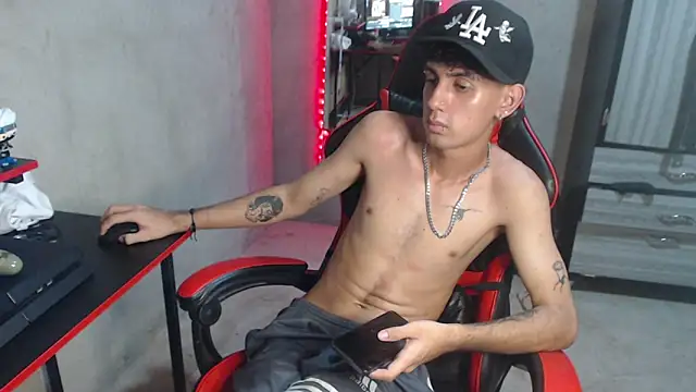 garu-hot18 live cam on StripChat