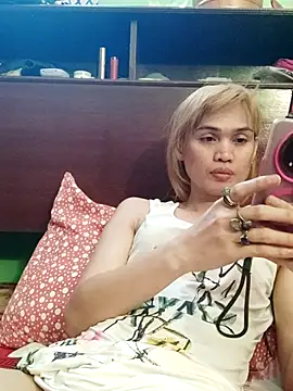 QueenSoreal live cam on StripChat