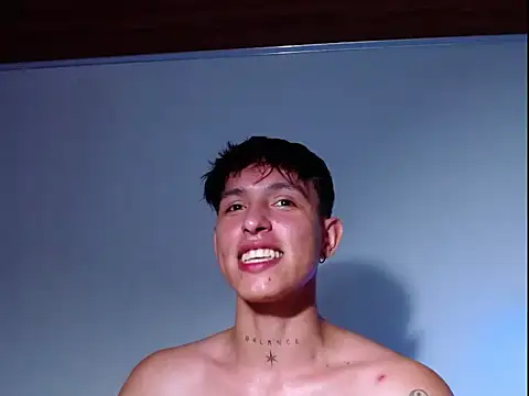 rowanbig live sex cam