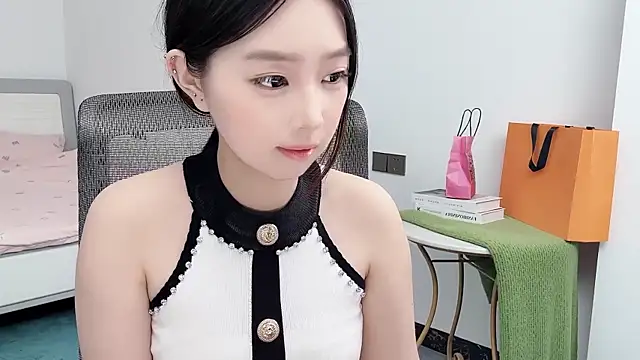 Watch Yoyo33355 live on EroticFlix - High definition streams