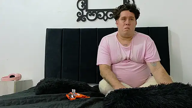 PinkQueen23 webcam