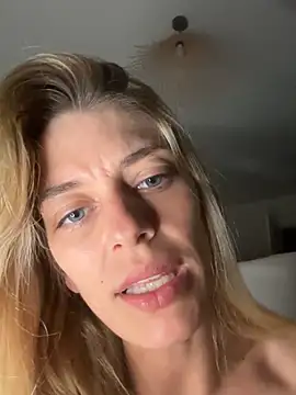 Bellalolahot webcam