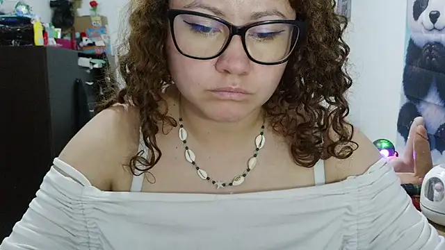 curly_greeneyed webcam