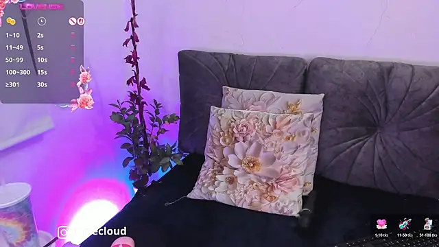 NayeCloud live cam on StripChat