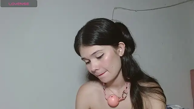 emily_littesweet live cam on StripChat