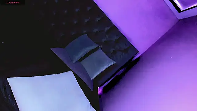 CALLMEATENEA webcam