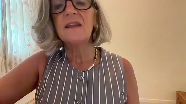 NaughtyMonicaUK webcam