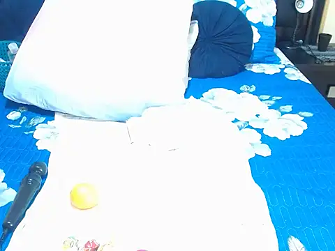 NaughtyLuux12 webcam