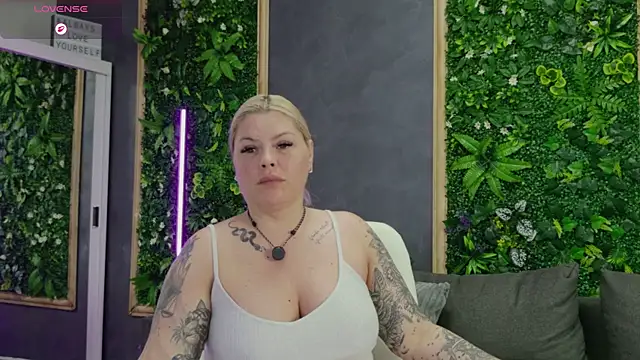 Issa_Jo webcam