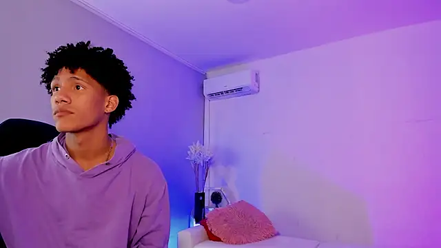 NoahBull19 live sex cam