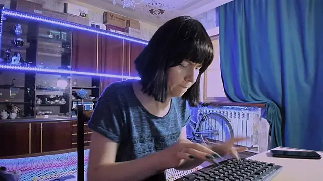 Watch pa1e_pr1ncess live on EroticFlix - High definition streams