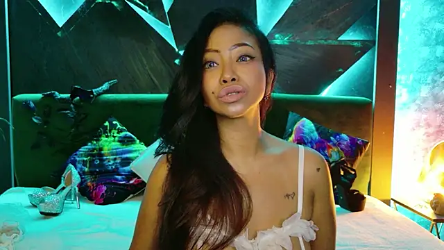 ElyaQuinn live cam on StripChat