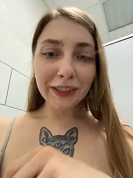 sunny___bunny (F young) - open pussy  under the table ZOOM