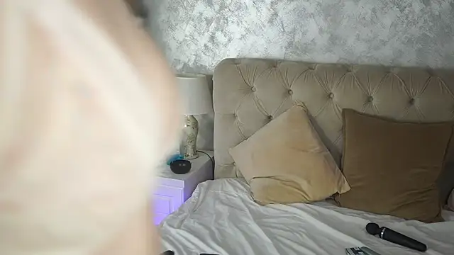 LeilaBie webcam