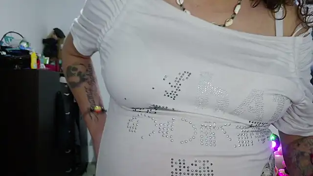 curly_greeneyed webcam