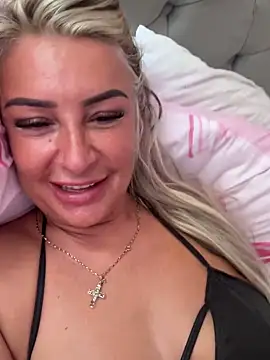 Naughtyhousewife_x webcam