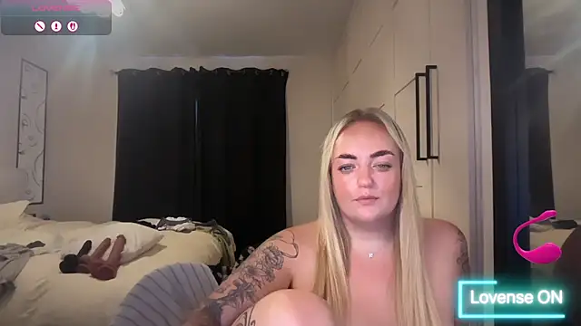CurvyWetWife webcam