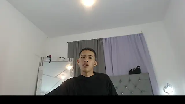 PhillipCox live cam on StripChat