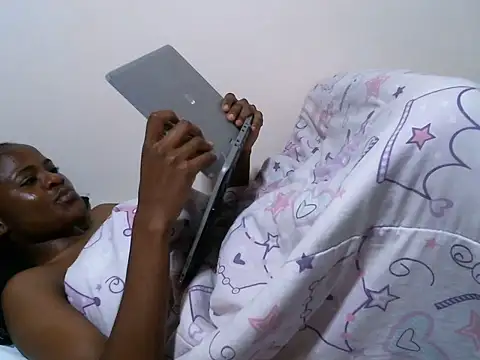 kinky_nymo live cam on StripChat