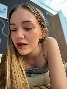 MilaMoone webcam
