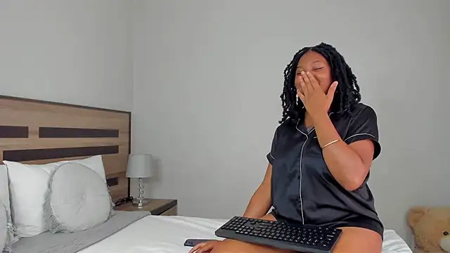 Renee-18 live cam on StripChat