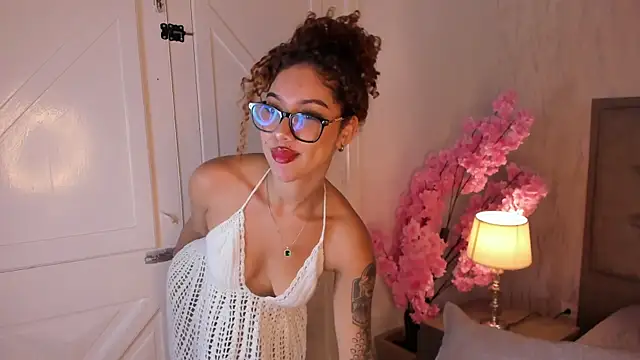 Watch Sienna_brunette live on EroticFlix - High definition streams