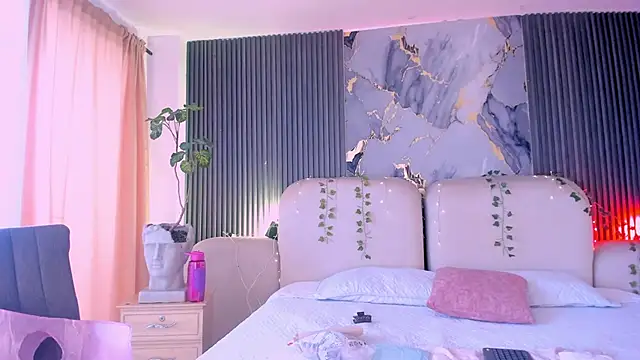 Watch CarolineFyre live on EroticFlix - High definition streams