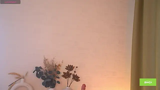 Watch Emmiellee live on EroticFlix - High definition streams