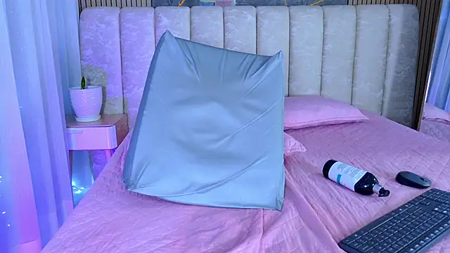 mia_scot webcam