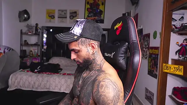 logan_hugh8 webcam