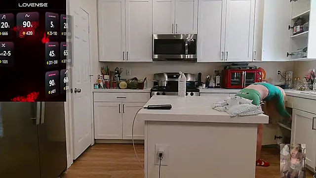 Blondiewithanass webcam