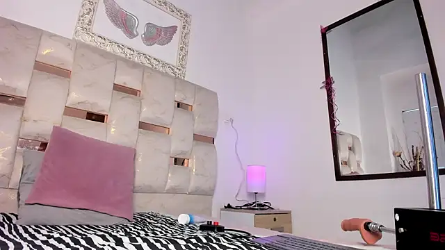 Lola_Blondie webcam