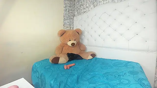 Mia_Miller001 webcam
