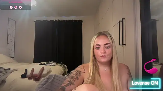 CurvyWetWife webcam