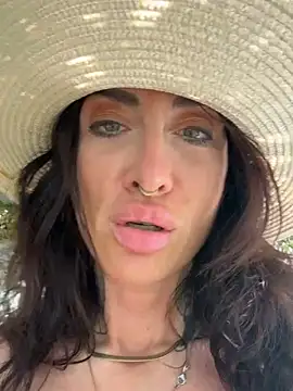 nika_fendi 🔕 live chat