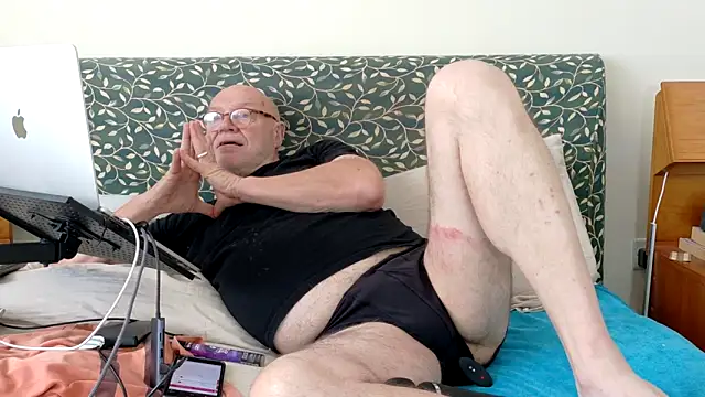 kinkcentral (M grandpa) - naked at 300
