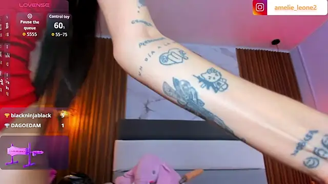 AMELIELEONE webcam
