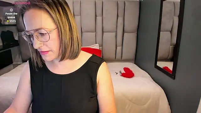 Watch Charlot_milf live on EroticFlix - High definition streams