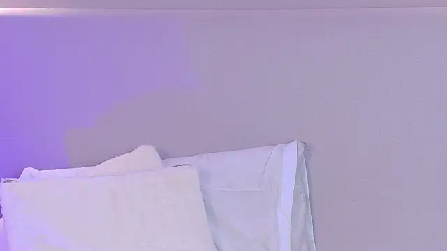 NaomiKlarc webcam