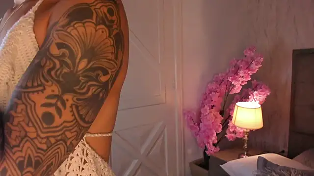 Watch Sienna_brunette live on EroticFlix - High definition streams