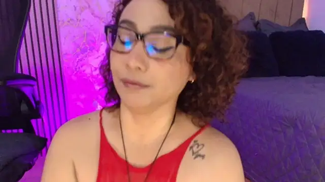 juliramirez (F milf) - Toy pussy play deep