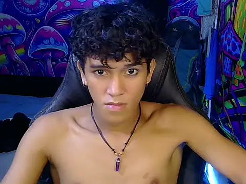 hugekenbigcock live cam on StripChat