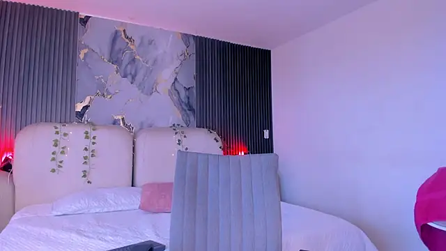 CarolineFyre webcam