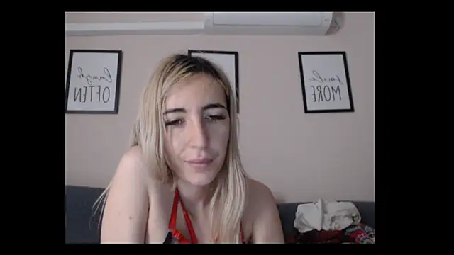 BarbieBlondieGirl webcam