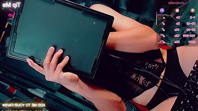 CharlotteBigCock webcam