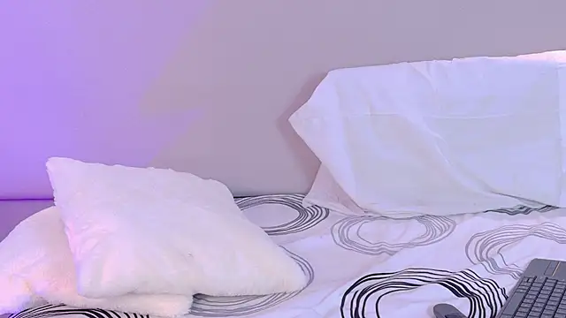 NaomiKlarc webcam