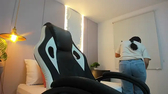 kira_relish webcam