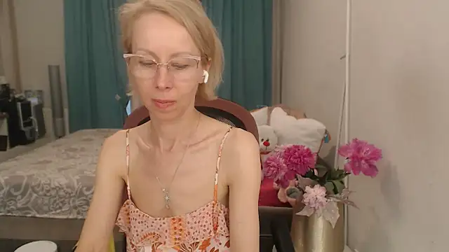 Watch LuxuryNika live on EroticFlix - High definition streams